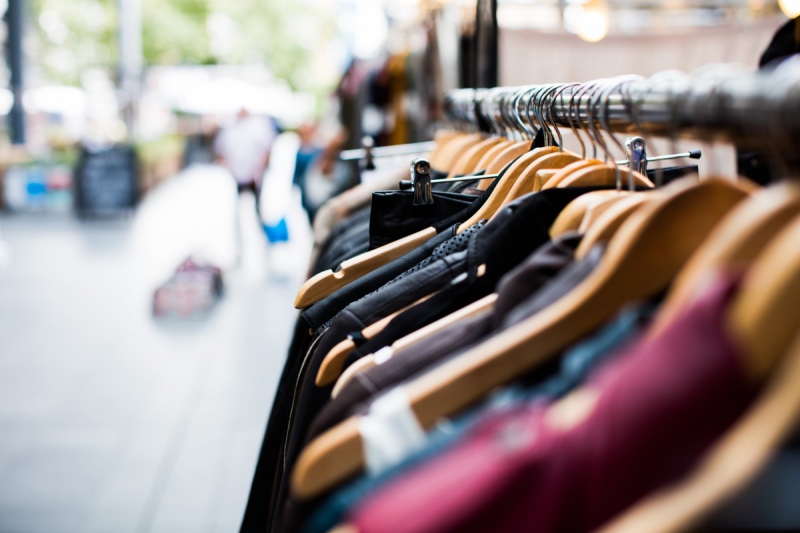 magasin-ARTIGUES-min_blur_close_up_focus_hanger_jacket_market_people_rack-1176303
