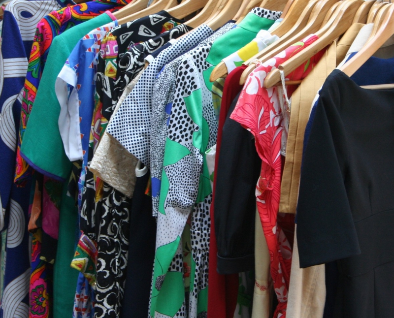 magasin-ARTIGUES-min_dresses_apparel_clothing_clothes_clothes_hangers_wooden_hangers_retail_shop_closet-1149845